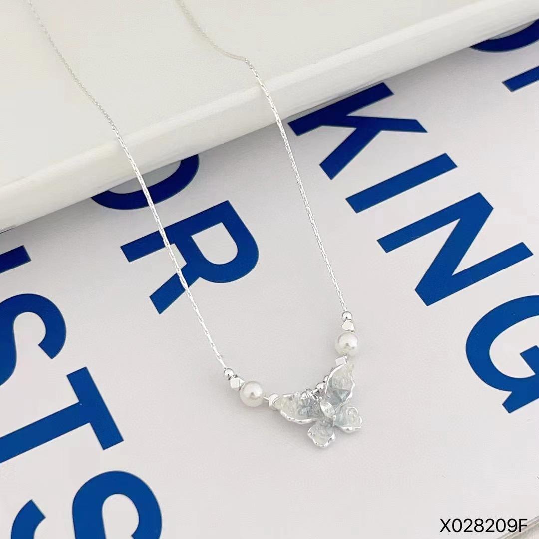 

Pearl crystal butterfly pendant necklace small fresh simple fashion collarbone chain temperament versatile high sense jewelry women