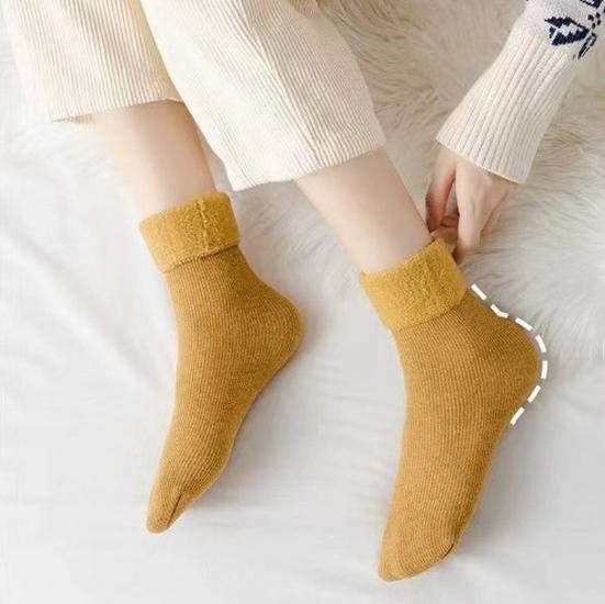 

New Women s Winter Velvet-Enhanced Striped Mid-Calf Socks - Cozy Japanese Style Warm Solid Color Floor Socks