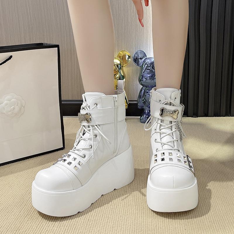 

2025 Осінь Зима Чорні Готичні Чоботи на Платформі Жіноче Взуття Білі Панк Заклепки Ланцюг Пряжка Ремінь Клиновий Каблук Високі Підбори Ботильйони 42 білий
