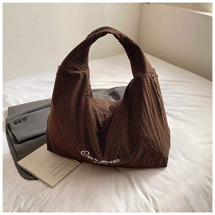 

Korean niche design underarm big bag women s 2025 new bubble plaid tote bag fashion canvas shoulder bag коричневый