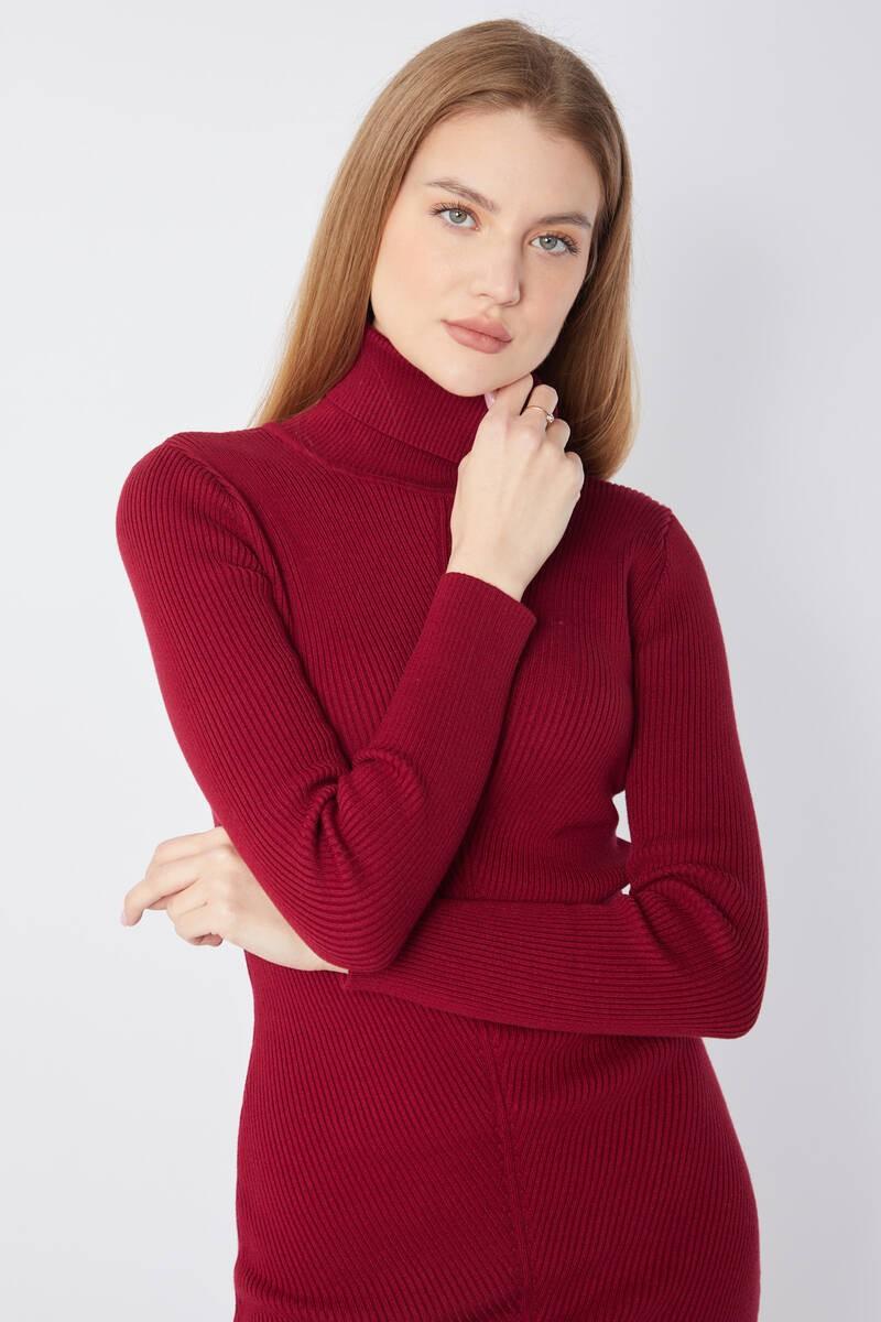 

Бордовое плотное прямое платье с горлом L бордовый