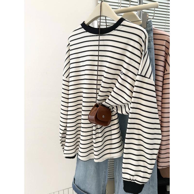 

German velvet embroidered long-sleeved T-shirt for women s winter large-size loose-striped bottoming shirt, put on clothes outside 2XL
