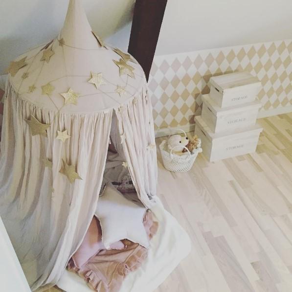 Tenda baldacchino da letto decorativa accogliente in più colori per un'elegante decorazione della stanza dei bambini