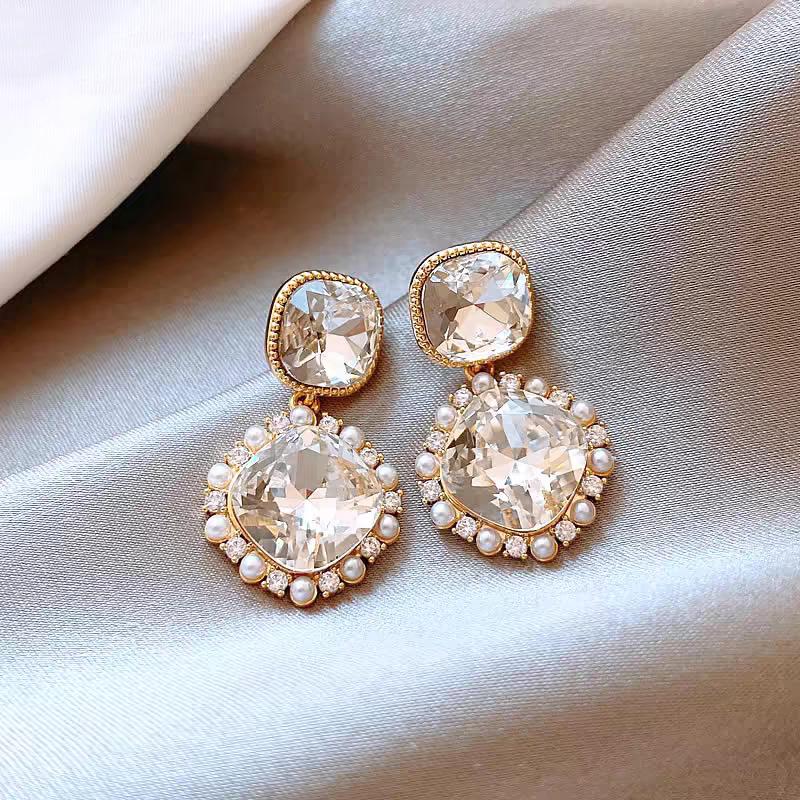 Korean Style Geometric Crystal Pearl Stud Earrings: Luxurious, Shiny, and Exquisite.