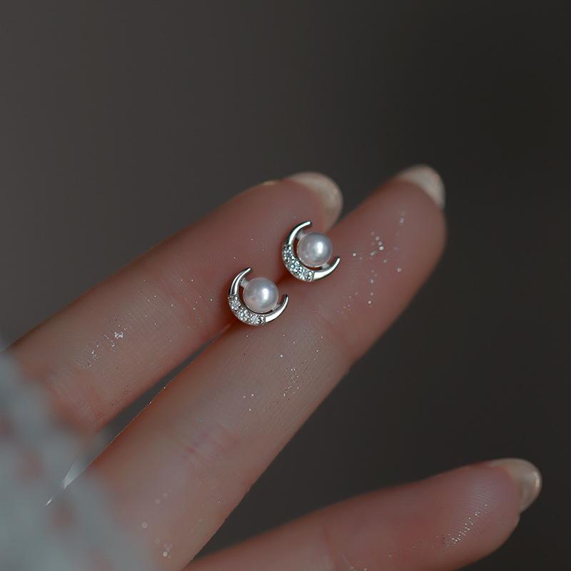 

Moon Pearl Stud Earrings Commute Earrings Light Luxury Niche Womens Temperament Ear Accessories