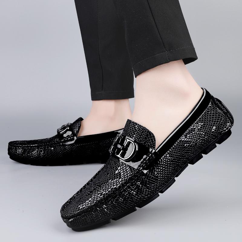 Fashion Men Luxury Comfortable Casual Slip On Non-slip Fashion Metal Buckle Decoration Bean Shoes Snake Skin Pattern Design Loafer Shoes