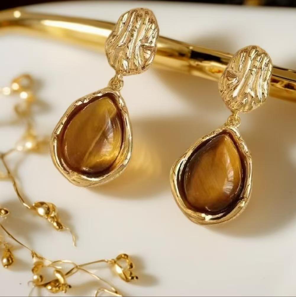 Vintage Amber Water Drop Earrings for Women - Retro Hong Kong Style, Elegant Studs, Light Luxury Fashion.