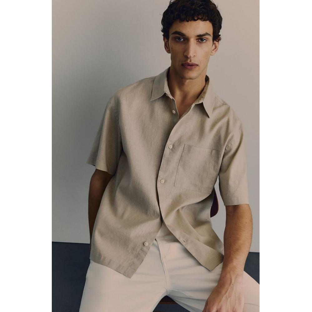 

HM Рубашка свободного кроя с короткими рукавами из смесового льна бежевого цвета