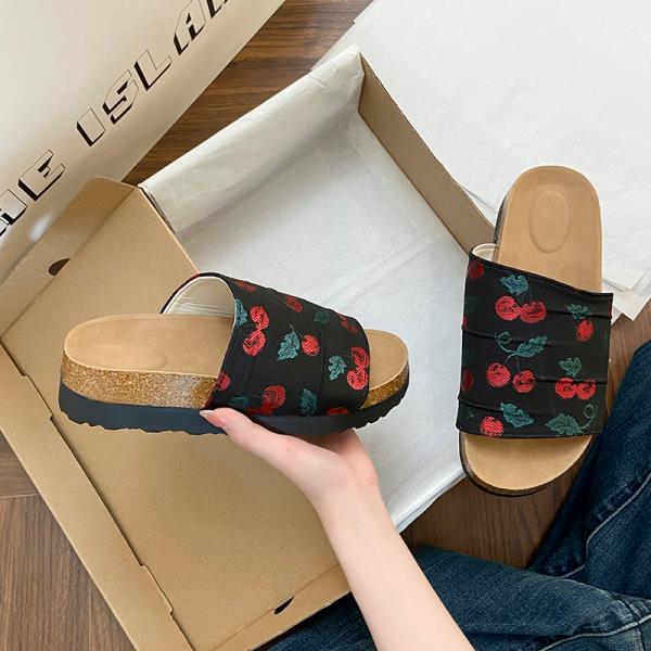 Fashion Shoes Ladies' Slippers Summer Clogs Woman Platform Pantofle Beach Soft 2025 Rubber Slides  Shoes Women Female Slippers Platform