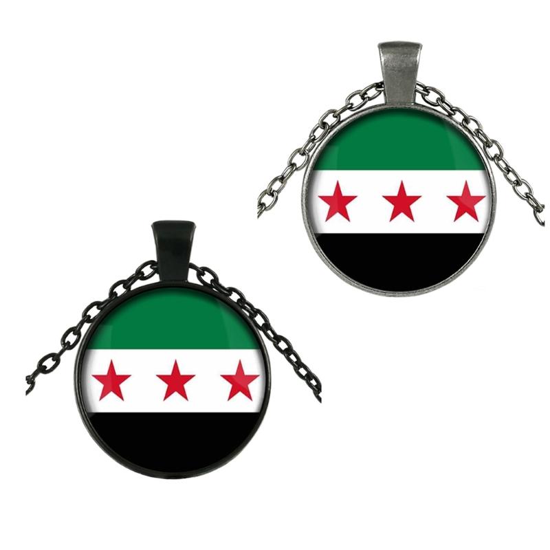 Elegante Halskette mit Anhänger der syrischen Flagge, die Nationalstolz und kulturelle Identität symbolisiert, aus robusten Materialien für den Alltag