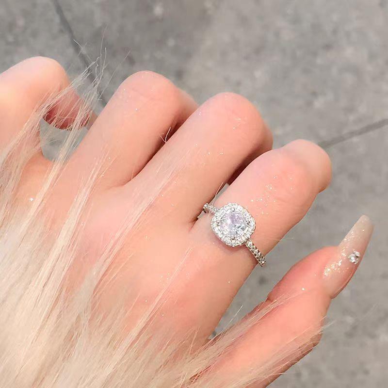 Kleiner kubusförmiger Ring für Damen, Eleganter schlichter Ring für Damen, Ring für den kleinen Finger mit tropfenförmigen Diamanten.