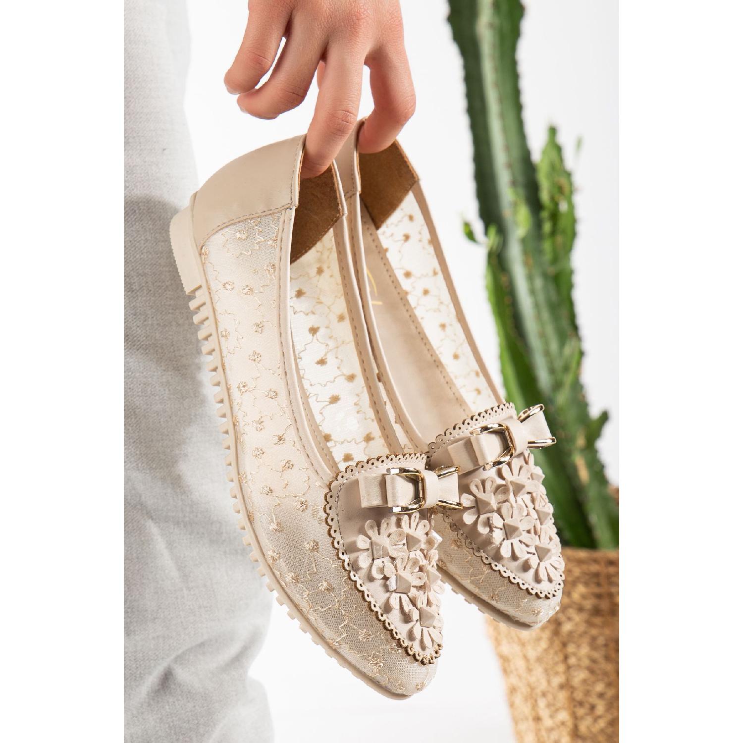 

Бежеві балетки нового сезону з тюлевими боками та камінними деталями 37