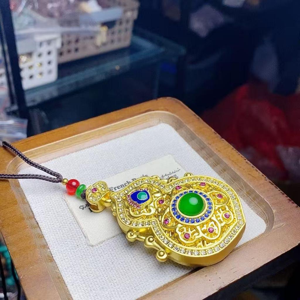 Elegant Double-Sided Gourd Pendant Necklace for Women