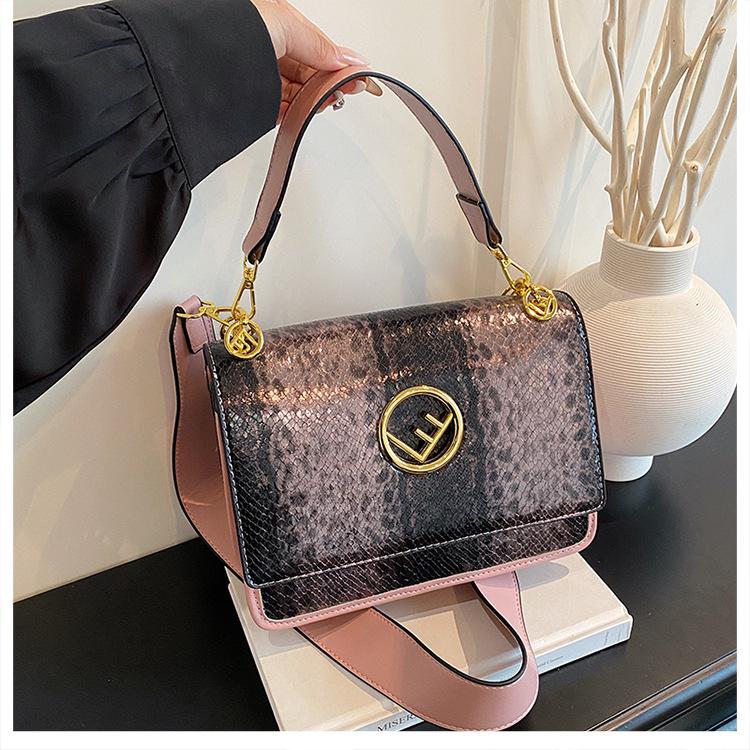 

French-Style Retro Tofu Bag: Large Capacity Handbag with High-End Luxury and Wide Shoulder Strap for Women рожевий