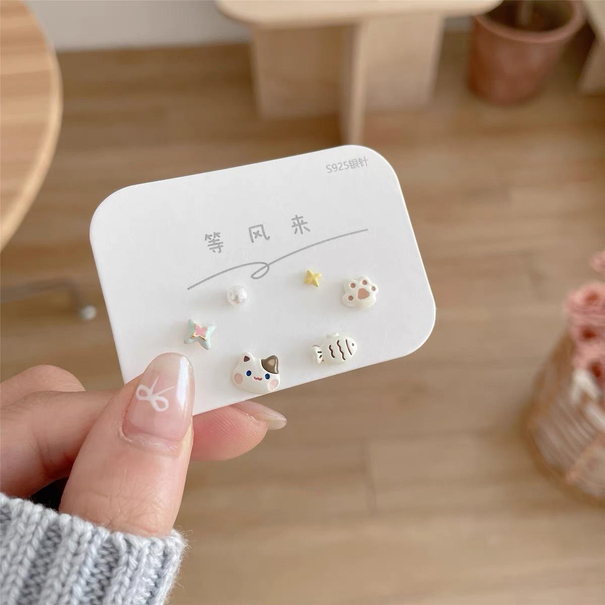 

Cute cartoon cat snapper burnt stud earrings combination, new small and delicate earrings, free for female students to sleep