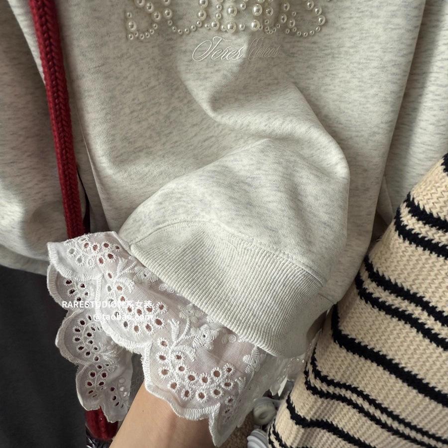 Ein Spitzen-Patchwork-Fake-Zweiteiler mit Perlen-Buchstabendesign, Süß und Stilvoll, Vielseitig, Lässiger Rundhals-Kapuzenpullover für Damen