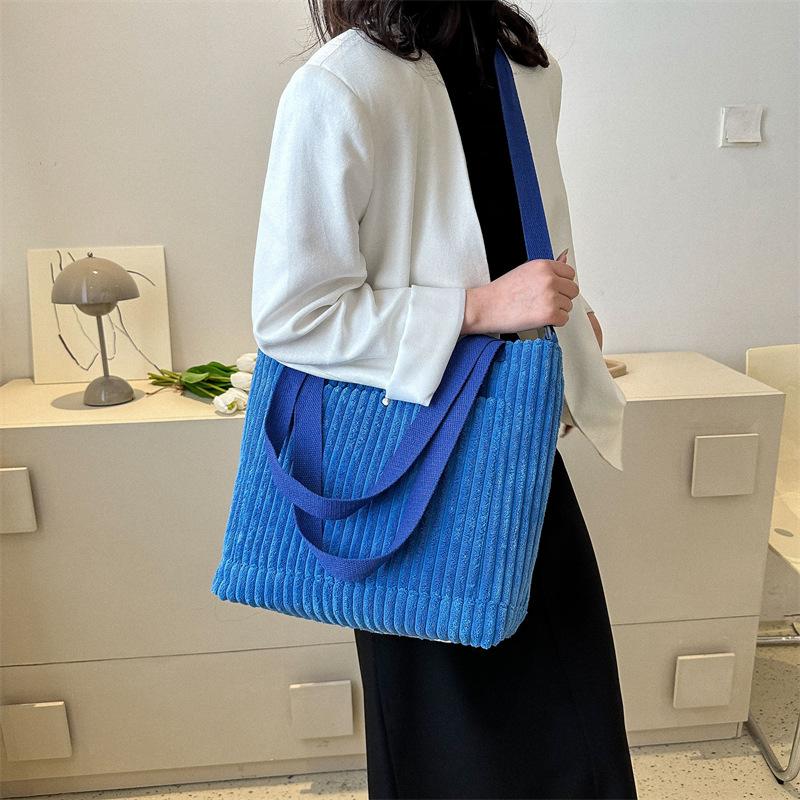 Simple casual portable large-capacity bag women's Korean version fashion tote bag 2025 spring and summer niche texture underarm bag
