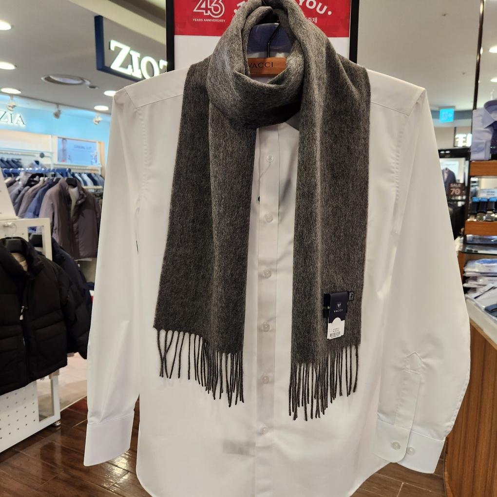 Men's warm winter 100% wool luxury muffler. Available in two colors: brown, beige, and gray. Simple muffler VM1M4BR116G0