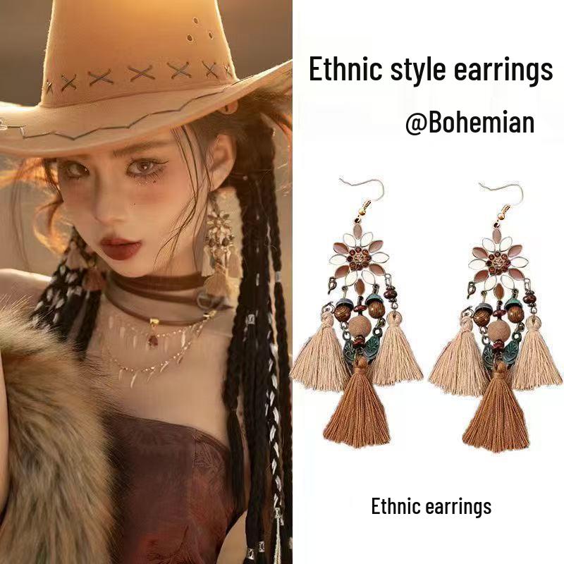 Elegant Bohemian Feather Dangle Earrings - Retro Ethnic Style for a Chic Vacation Look