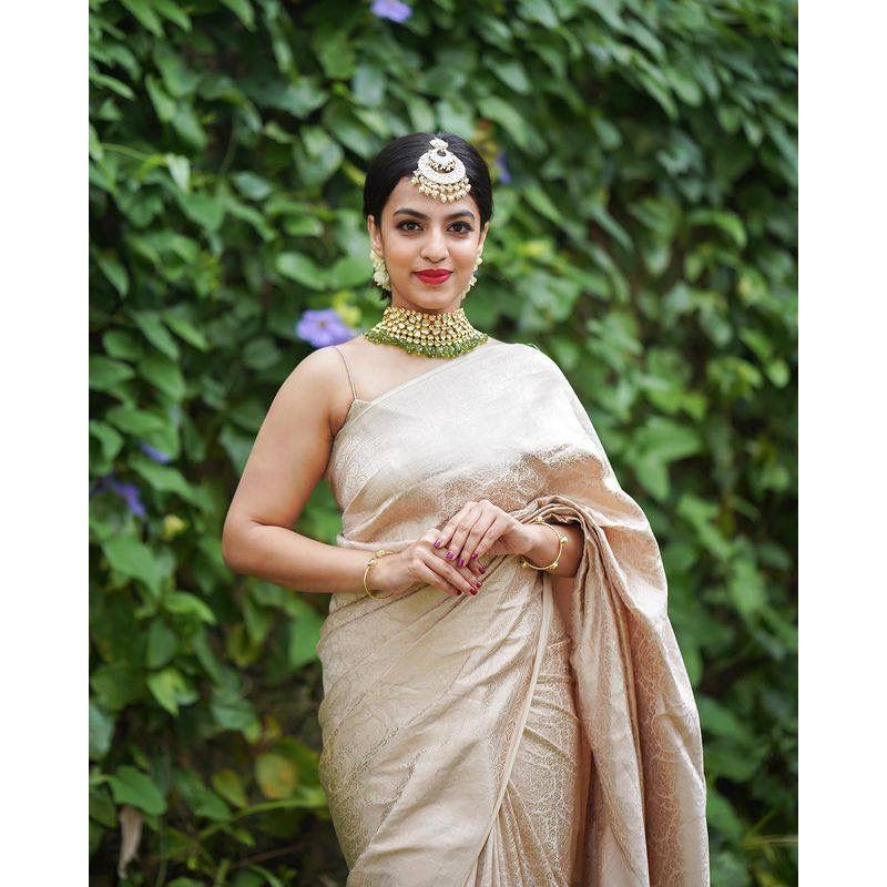 Dieser wunderschöne Saree ist elegant mit wunderschönem solidem Jacquard-Gewebe verziert, das dem Outfit einen perfekten Look verleiht.