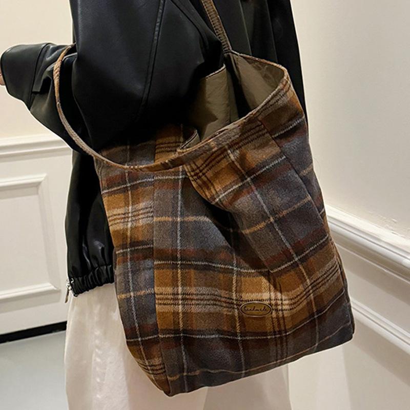 2025 new Korean tote bag large capacity women's niche plaid commuter handbag shoulder bag underarm bag