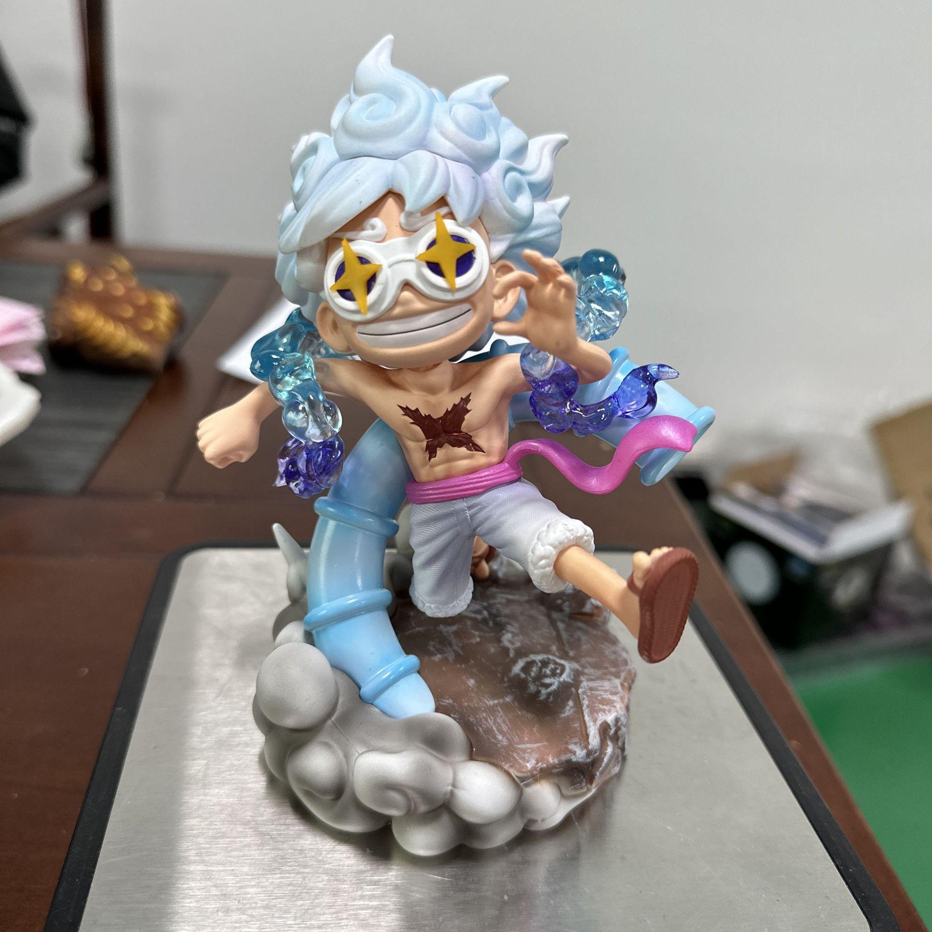 

Обезьяна Д. Фигурка Луффи в форме Ники: Машина, Чемодан, Настольное украшение