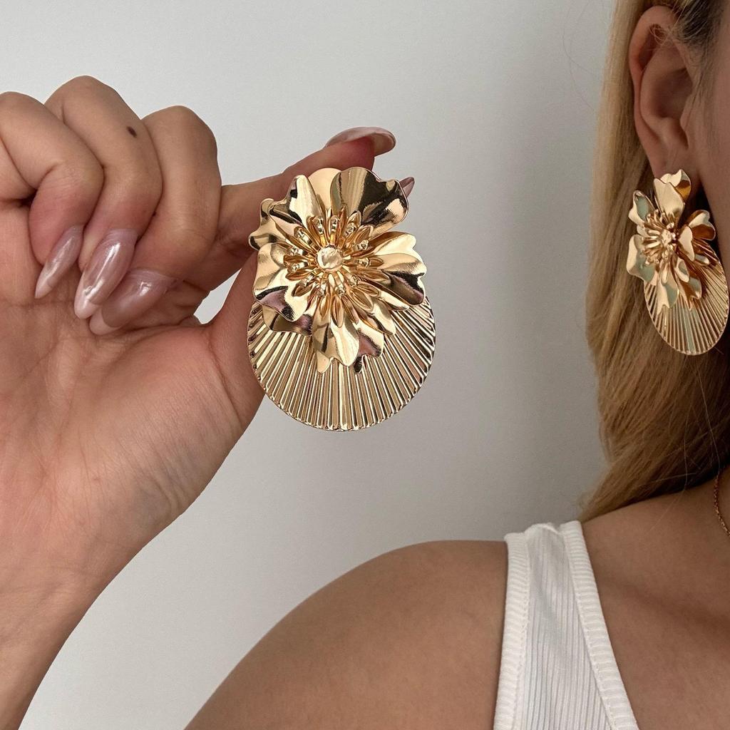 European & American Stylish Irregular Flower Stud Earrings for Women's Elegant Personality