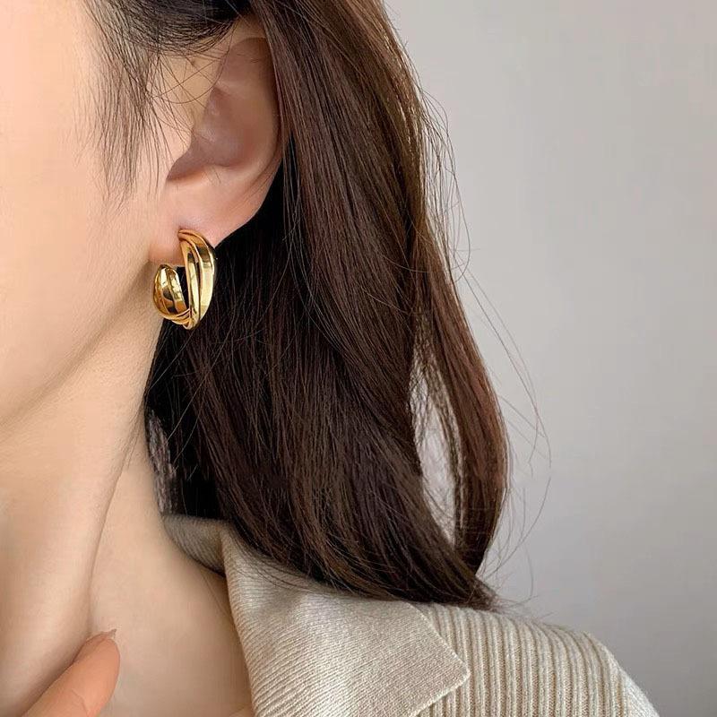 Retro gold C-shaped earrings, personalized niche cold wind stud earrings, women's ins trendy fashion versatile geometric twisted earrings