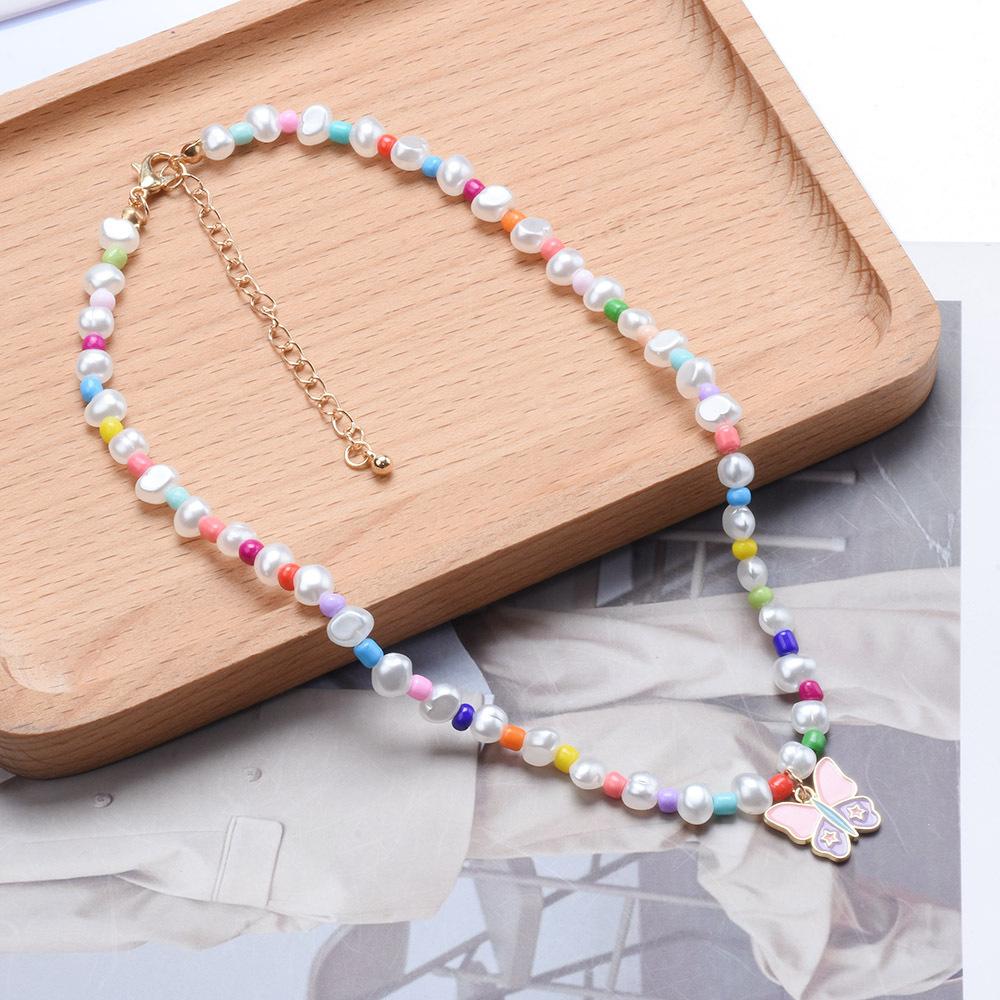 Boho Jednoduchý Barevný Náhrdelník z Rýžových Korálků, Etnický Styl Kontrastní Barvy Motýlí Přívěsek Perlový Náhrdelník