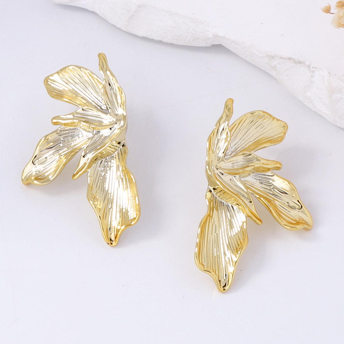 

Unique, retro and cold style acrylic light luxury high-end leaf stud earrings with a distinctive texture