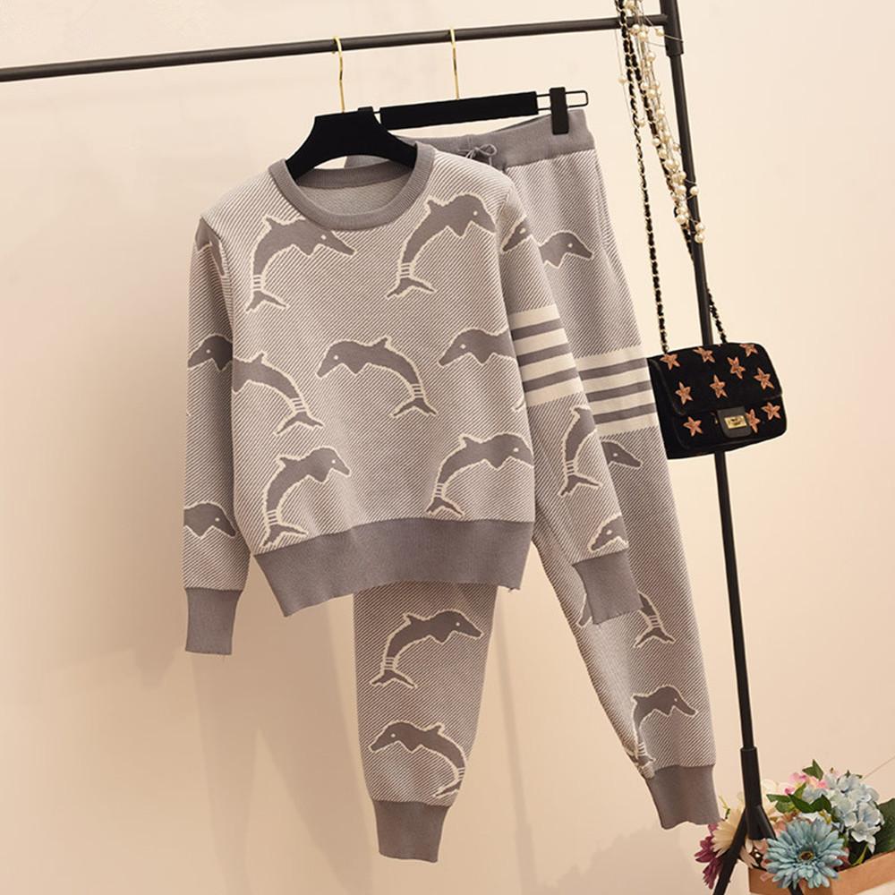 

Осень Зима Дизайнерский Вязаный Полосатый Дельфин Повседневный Свитер с Круглым Вырезом Комплект из Двух Предметов Женский Пуловер Топы и Брюки Длиной до Щиколотки Спортивный Костюм One Size