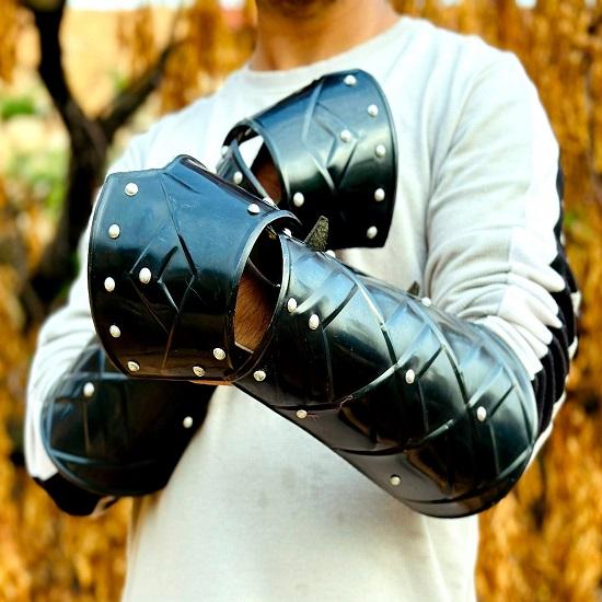 Mittelalterliche Armschienen Schwarz gefärbte Armschutz Fantasy Krieger Cosplay Kostüm Halloween Bestes Geschenk