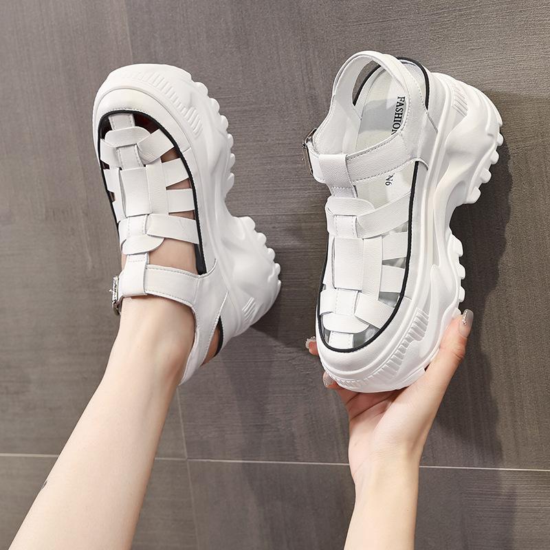 Nye Sandaler med Tildekket Tå for Kvinner Sommer Søt Romersk Stil Flettet Lær Damesko Tykk Såle Spenne Damesandal 8CM hæl