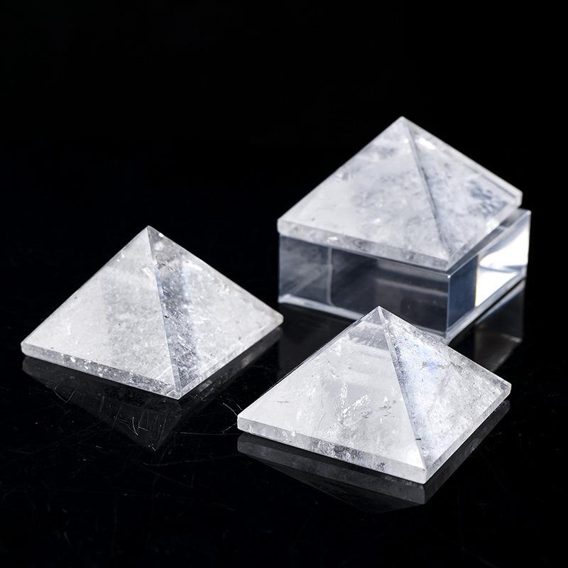 Bílá křišťálová leštěná pyramida Feng Shui ornament