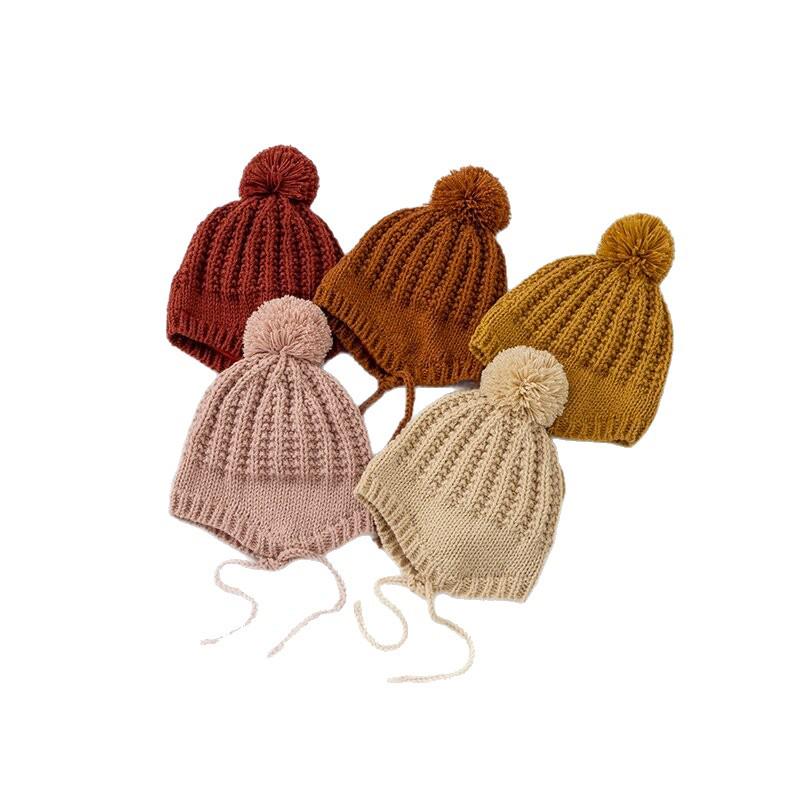Zimowa ręcznie robiona czapka z nausznikami w stylu koreańskim z pomponem dla małych dziewczynek