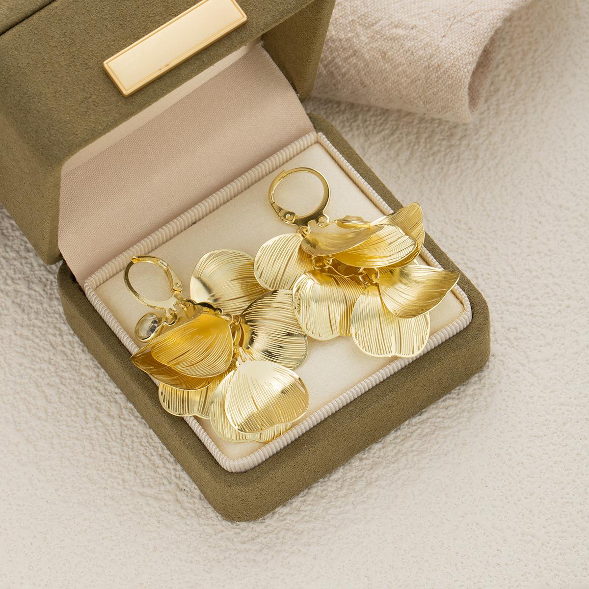 Metal Hollow Leaf Fringed Earrings Cold Wind Niche Design Ear Buckle Light Luxury Exquisite Fashion Earrings