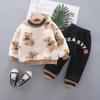 Suéter grueso de terciopelo con cuello redondo y estampado completo de dibujos animados de oso de invierno para bebé, traje de dos piezas