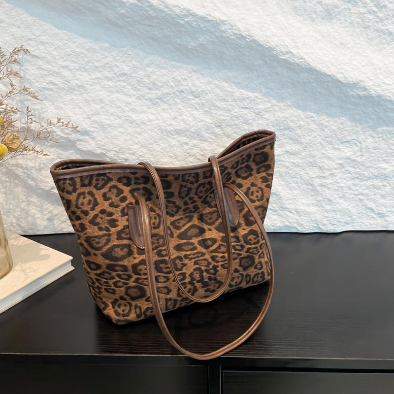 

Stylish Large Capacity Tote Bag For Women In Black And Brown Perfect For Fall Fashion