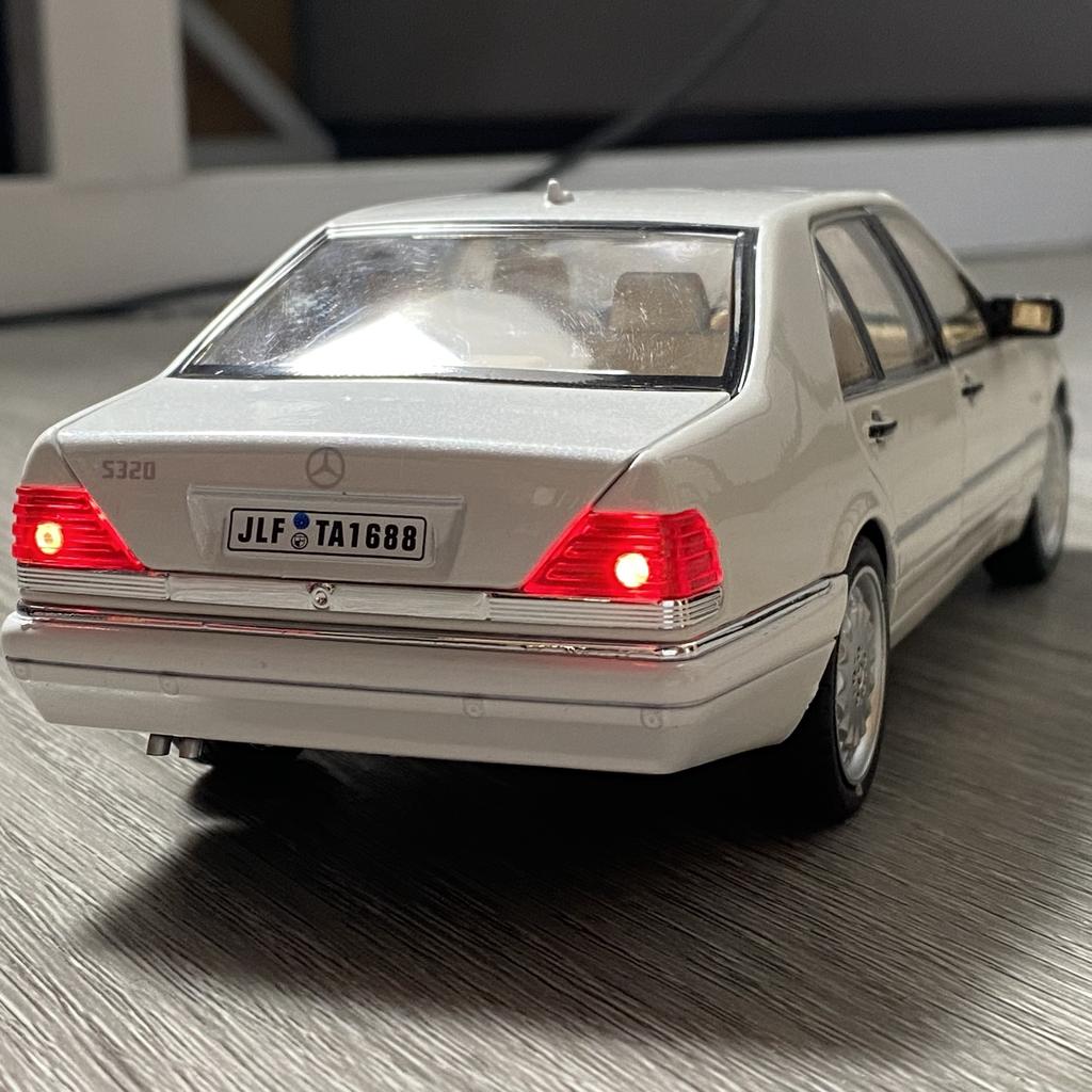 1:24 Mercedes Benz S W140 320SEL luxury cars Alloy Metal Diecast Model Car Sound And Light Pull Back Birthday Present For Child