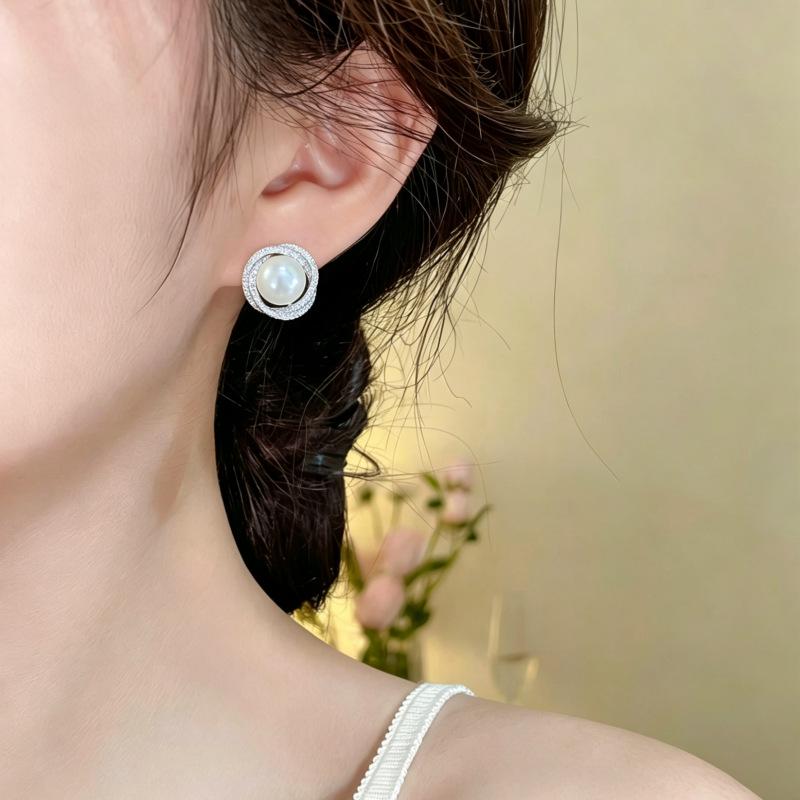 Xiao Yin S999 Sterling Silver Inlaid Mother-of-Pearl Stud Earrings, Elegant Geometric Design for Women.