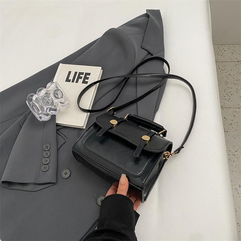 

Temperament commuter retro fashion handbag 2025 winter new versatile ins solid color texture messenger small square bag
