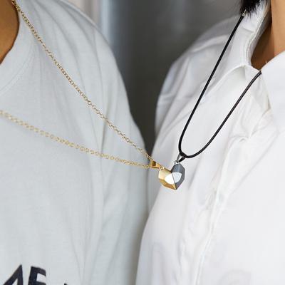 2 stuks nieuwe koppels ketting mode zwart en wit wenssteen koppels gesplitst magnetisch hart ketting