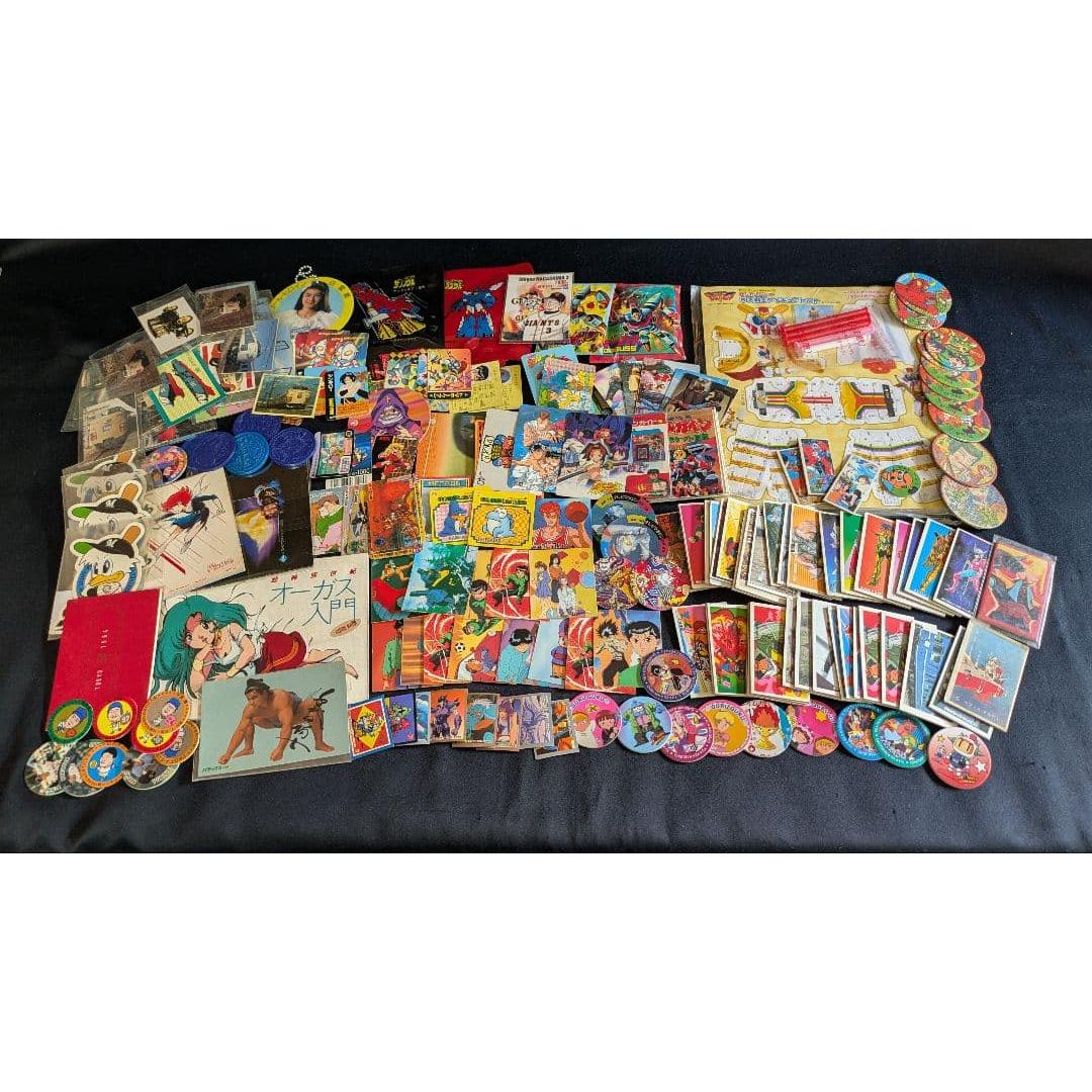 Old Menko cards, Street Fighter, Yu Yu Hakusho, etc.