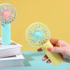 Tragbarer Taschenventilator für Studenten: Süß, Zweifarbig, Handheld, Wiederaufladbar, Vertikale Lagerung.
