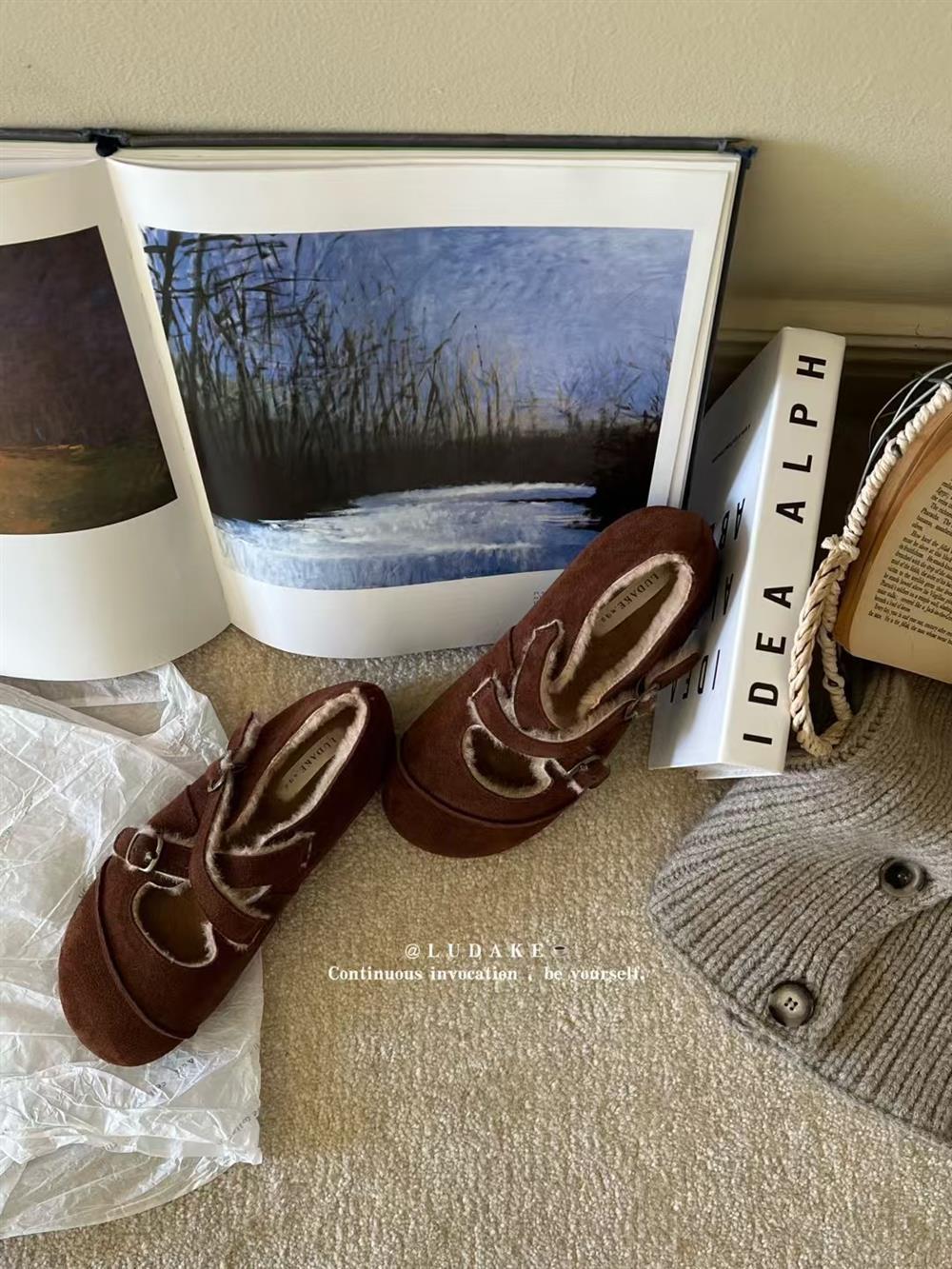 

LUDAKE deer Dake, well-behaved Boken Mary Jane shoes women s Mori literary and retro cross-buckle velvet single shoes 39