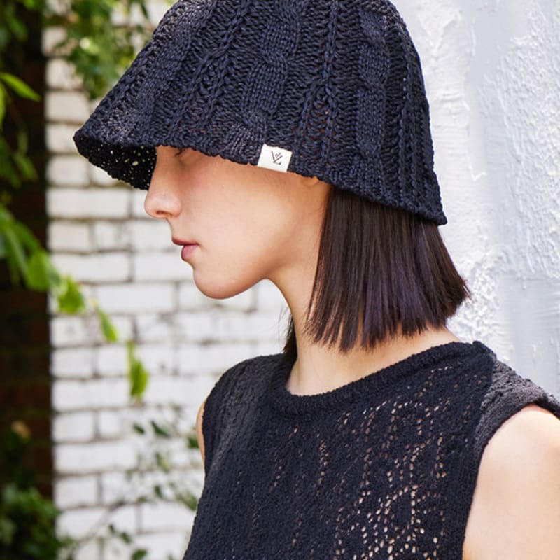 

VARZAR VZ Label Вязаная панама с кабельным узором Черная FREE