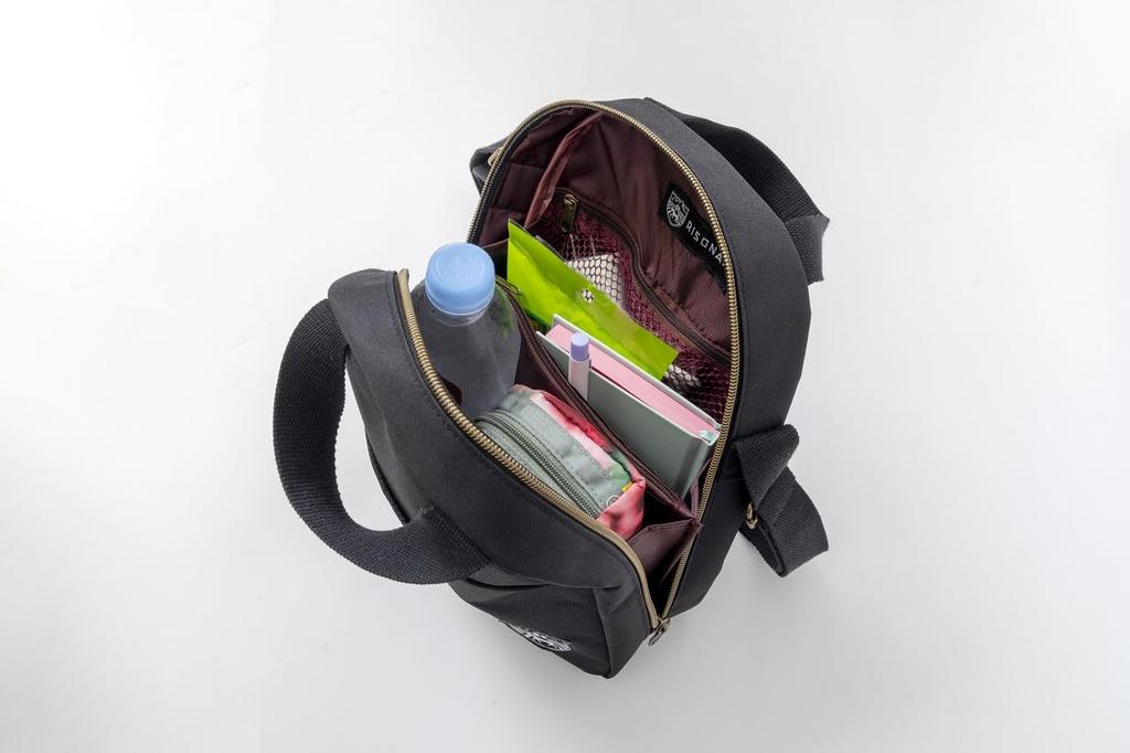 A super versatile shoulder bag that opens wide, perfect for both travel and everyday use! (Takarajima-sha Brand Mook)