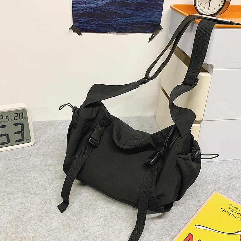 

Versatile senior sense casual commuting shoulder dumpling bag women s 2025 spring and summer new large-capacity messenger bag чорний