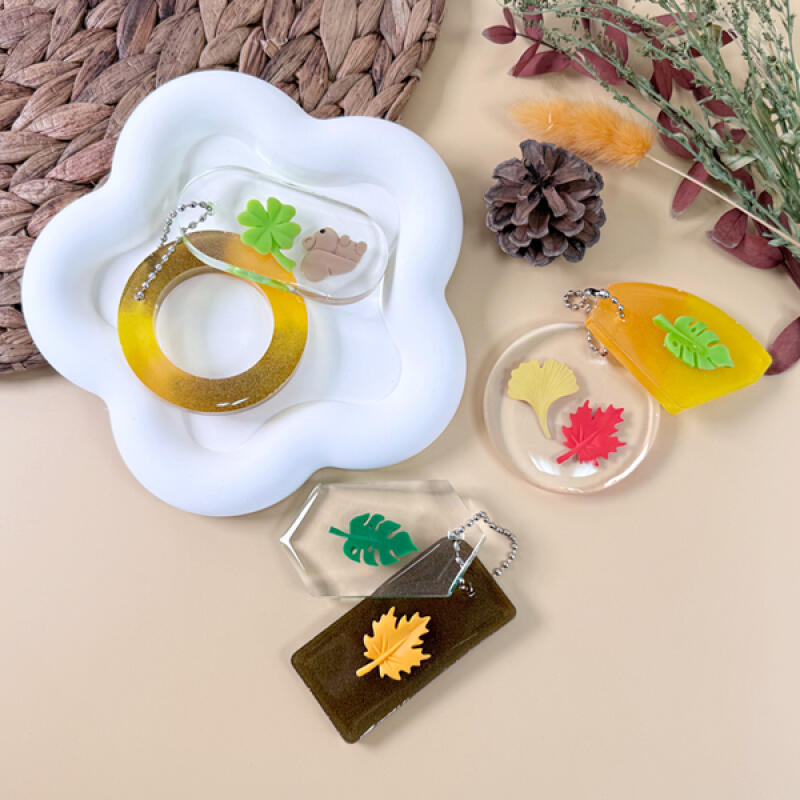 How to Make a Resin Art Maple Leaf Keychain - 1-Person Set
