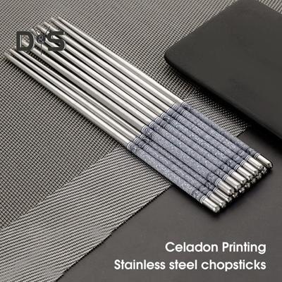 Palillos chinos elegantes antideslizantes del alimento del modelo de la porcelana del palillo de la comida del acero inoxidable 5 pares